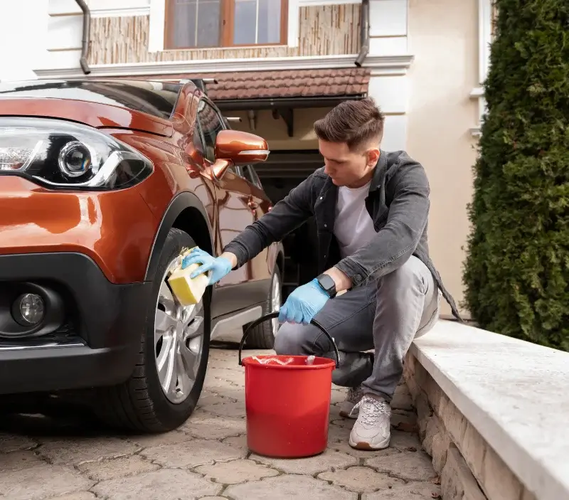 Lavage auto à domicile Arnac-Pompadour : professionnel intervenant sur un véhicule